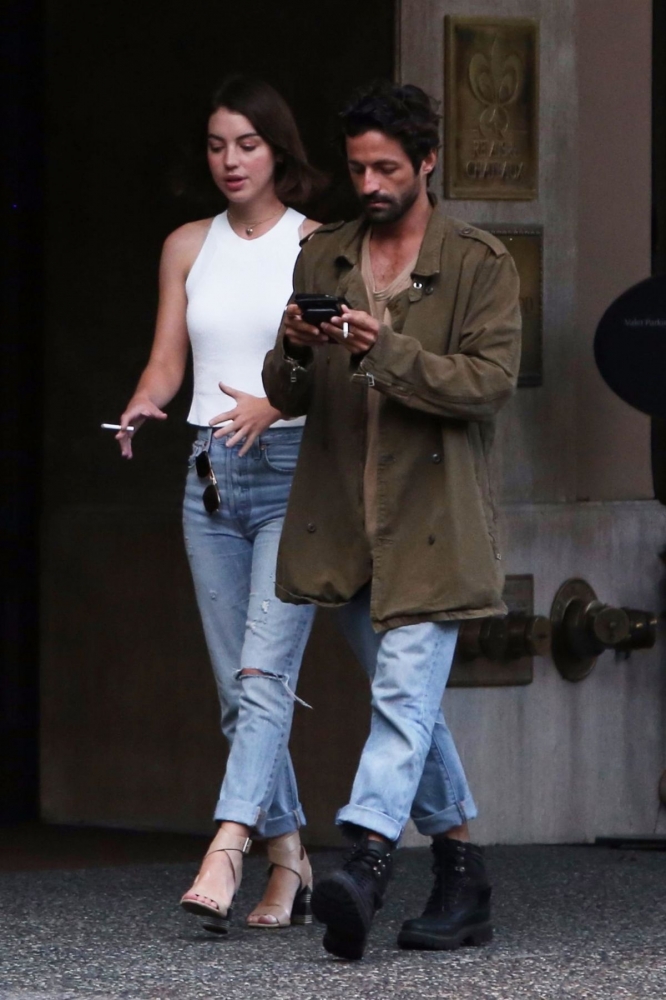 adelaide_kane_2017_july_13th_candid_out_for_dinner_in_vancouver_09.jpg