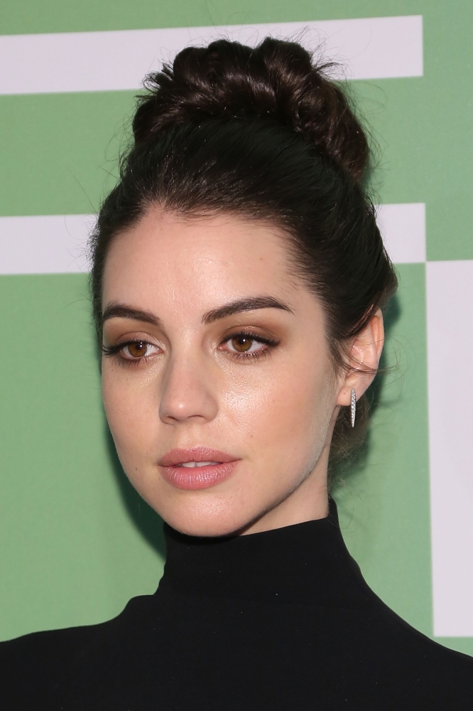 adelaide_kane_2015_may_14_cw_network_upfront_in_nyc_19.jpg