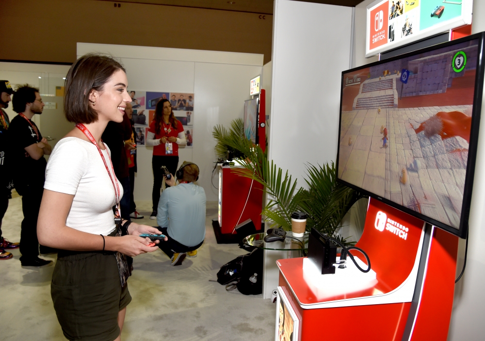 adelaide_kane_2017_june_13_nintendo_booth_at_e3_gaming_convention_02.jpg