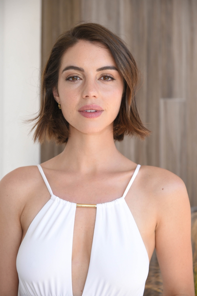 adelaide_kane_2017_june_24_reef_summer_kick_off_with_a_hollywood_hills_escape_in_la_02.jpg